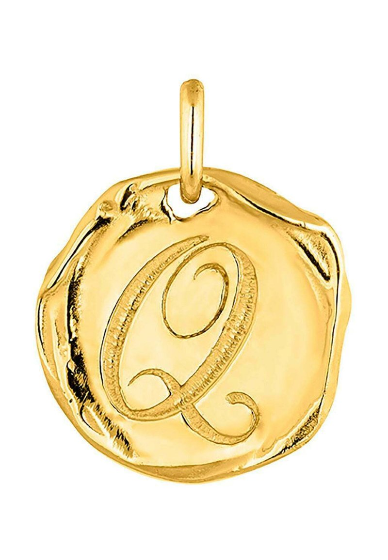 Colgante de oro con una forma circular irregular y texturizada. Presenta una "Q" grabada en un estilo de escritura elegante, con un pequeño lazo para su sujeción.