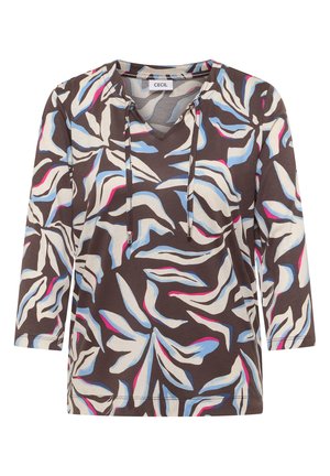 Blusa marrón de escote en V con patrones abstractos de hojas en azul, beige y rosa, mangas tres cuartos y cordones en el escote.