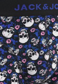 Μαύρα αντρικά εσώρουχα τύπου μποξέρ με σχέδιο από λευκά κρανία διακοσμημένα με πολύχρωμα λουλουδάτα στοιχεία σε ροζ και μπλε. Το λογότυπο φαίνεται στη ζώνη μέσης.