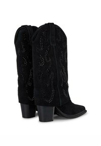 Botas de cowboy de ante negras con patrones de espiral decorativos studded, tacones altos y bloques, y lengüetas en la parte superior para facilitar su uso.