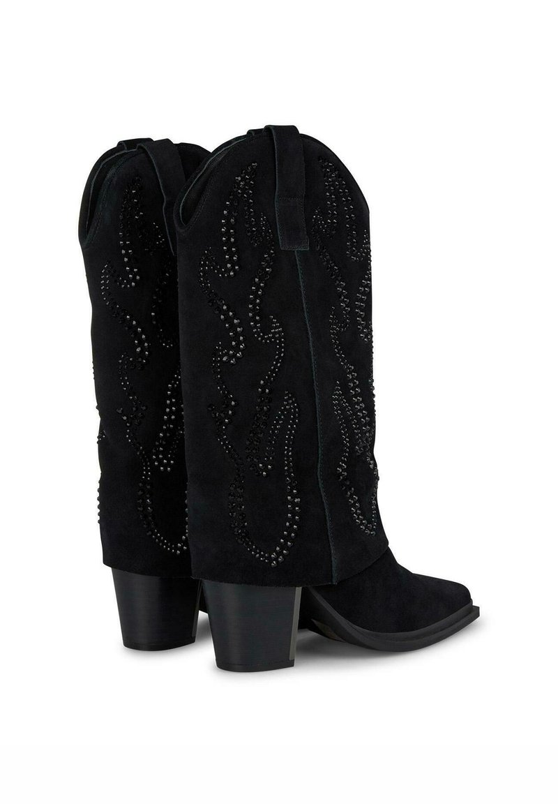 Zwarte suède cowboylaarzen met decoratieve, gestikte spiraalpatronen, hoge blokhakken en trekflappen aan de bovenkant voor gemakkelijk aan- en uittrekken.