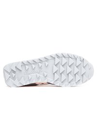 Suola di scarpa sportiva bianca con battistrada triangolare pronunciato, caratterizzata da una superficie testurizzata e un logo del marchio sottile al centro.