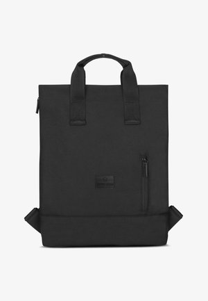 Zaino nero con due manici superiori, una tasca frontale con zip e un compartimento principale. Realizzato in tessuto durevole; presenta una toppa con logo.