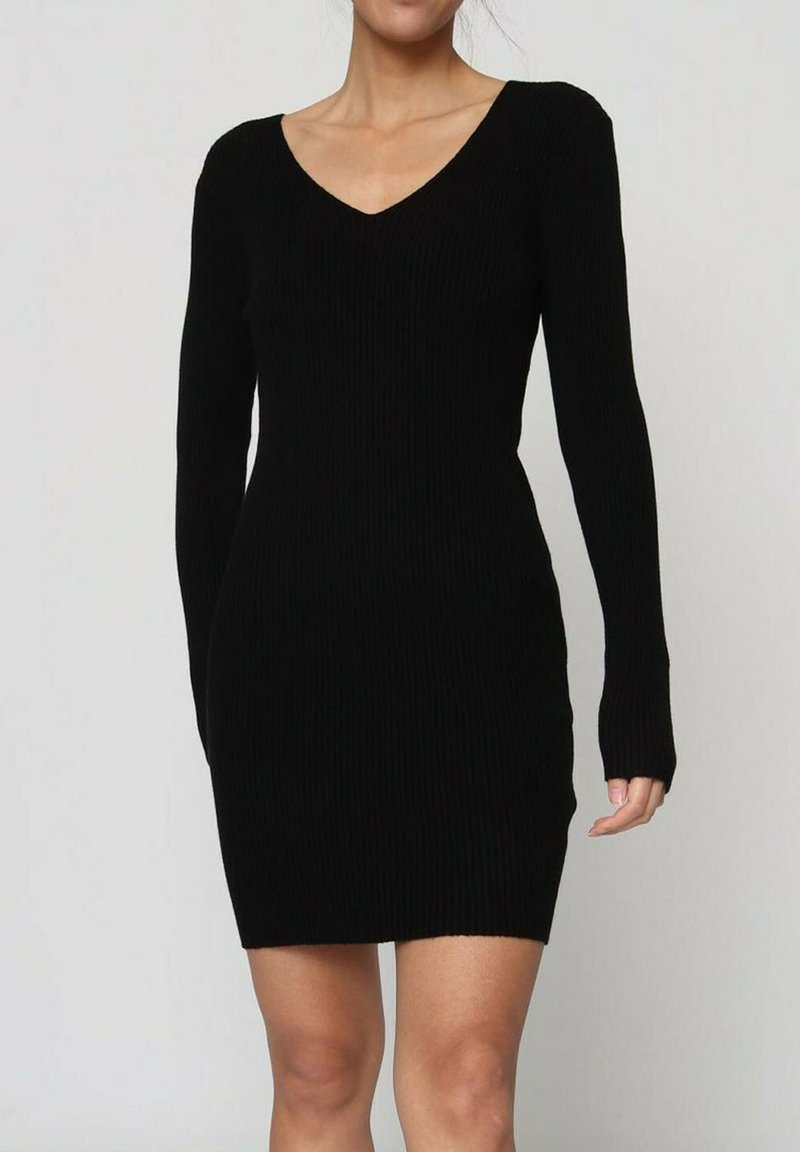 Robe noire en maille côtelée, à manches longues et décolleté en V profond. Silhouette ajustée, texture lisse et longueur au-dessus du genou.