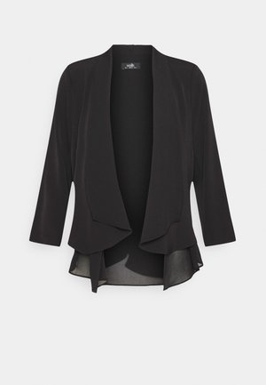 Chaqueta negra para mujer con parte delantera abierta, dobladillo en cascada drapeado y mangas tres cuartos sobre fondo blanco.