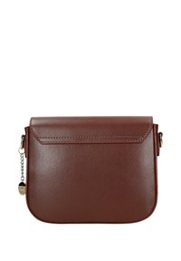 Borsa a tracolla in pelle marrone con chiusura a pattina, caratterizzata da una catena decorativa e accessori in metallo. Texture liscia e bordi arrotondati.