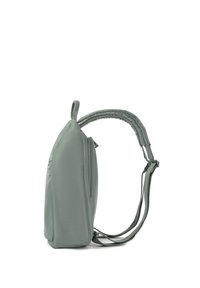 Petit sac à dos vert avec un compartiment principal zippé, des bretelles rembourrées et une poignée de transport supérieure, vu de côté sur fond blanc.