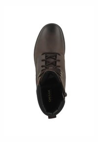 Bottines en cuir brun à bout rond, avec un laçage à l'avant, une texture douce et un logo Geox sur la semelle intérieure. Design minimaliste.