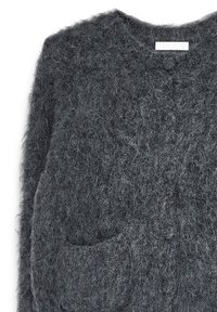 Cardigan gris de punto hecho de material esponjoso, con cuello redondo, dos bolsillos frontales y una fila de botones en el frente.