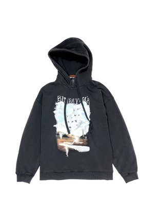 Czarna bluza z kapturem z nadrukiem przedstawiającym chmury i krajobraz, z kapturem na ściągacz oraz ściągaczami na rękawach i u dołu. Miękka w dotyku.