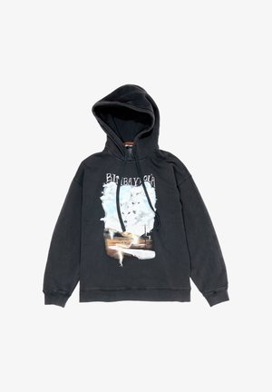 Czarna bluza z kapturem z nadrukiem przedstawiającym chmury i krajobraz, z kapturem na ściągacz oraz ściągaczami na rękawach i u dołu. Miękka w dotyku.