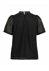 Haut noir à manches courtes présentant un motif texturé, une fermeture au dos avec une ouverture en forme de goutte, et un ourlet festonné. Confectionné dans un tissu léger et semi-transparent.