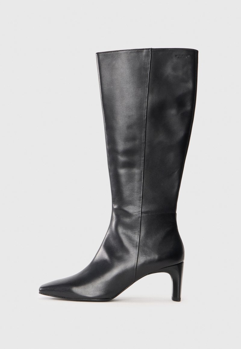 Czarna skórzana, sięgająca do kolan, botka z wydłużonym noskiem i cienką szpilką. Gładka tekstura i minimalistyczny design, z subtelnym logo na górze.