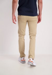 Lindbergh Chino kalhoty - sand