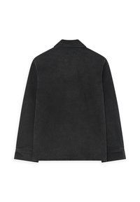 Jachetă din denim negru cu guler, manșete lungi și o textură uniformă. Prezintă linii curate și un design simplu. Fără accesorii vizibile.