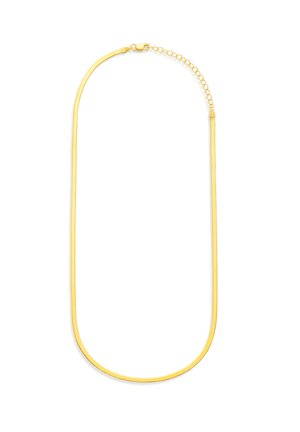 Dünne goldene Halskette mit flacher, glatter Oberfläche und verstellbarem Verschluss auf weißem Hintergrund.