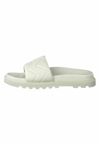 Sandales blanches à semelle plate avec une sangle texturée présentant un motif en zigzag, et une semelle extérieure robuste pour une meilleure adhérence.