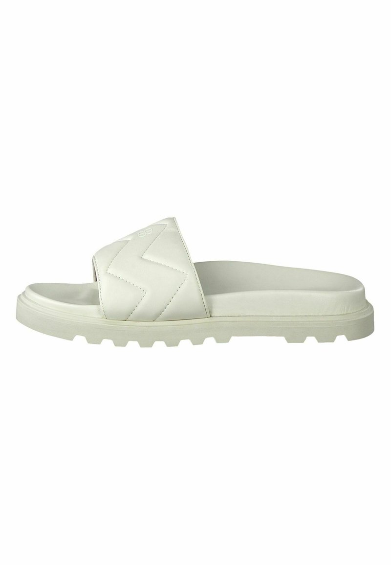Sandales blanches à semelle plate avec une sangle texturée présentant un motif en zigzag, et une semelle extérieure robuste pour une meilleure adhérence.