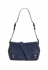 Borsa a tracolla blu in suede con cuciture a contrasto, dettagli in metallo argentato e una tasca con zipper, dotata di una tracolla regolabile.