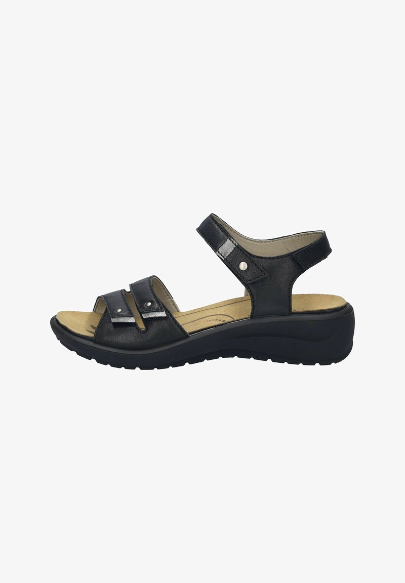 Schwarze Ledersandalen verfügen über zwei verstellbare Riemen mit silberner Hardware, eine gepolsterte Innensohle und eine niedrige Keilsohle für zusätzlichen Komfort.