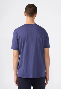 Marineblauwe t-shirt met korte mouwen, normale pasvorm, katoenen materiaal, ronde hals, eenvoudig ontwerp aan de achterkant zonder versieringen of patronen.