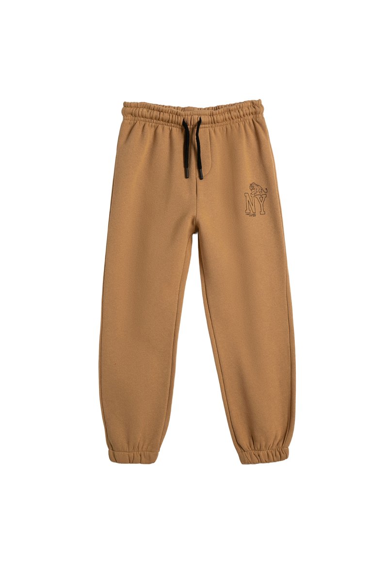 Pantalones jogger color topo con cinturilla elástica y cordón. Presenta puños acanalados y un pequeño logo negro en el muslo izquierdo.