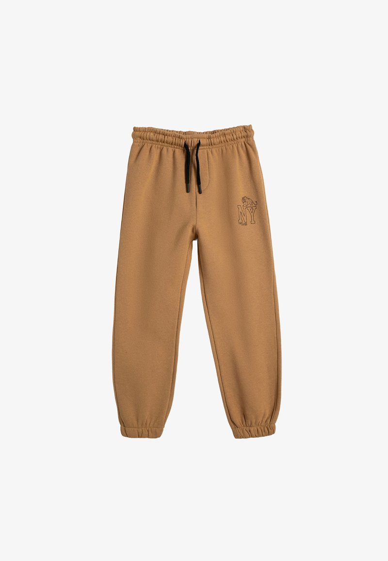 Pantalones jogger color topo con cinturilla elástica y cordón. Presenta puños acanalados y un pequeño logo negro en el muslo izquierdo.