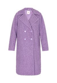 Cappotto viola e peloso con design doppiopetto, rever a punta e bottoni rotondi; lungo fino al ginocchio con maniche lunghe e texture morbida.