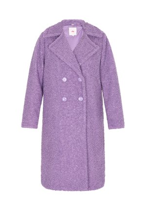 Violetti, pörröinen takki kaksoisnapeilla, viistoluukuilla ja pyöreillä napeilla; polvimittainen, pitkähihaisilla ja pehmeällä tekstuurilla.