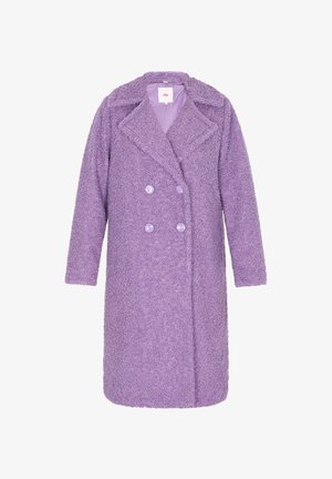 Paarse, fluffy jas met een double-breasted ontwerp, inkepingen op de revers en ronde knopen; knie-lengte met lange mouwen en een zachte textuur.