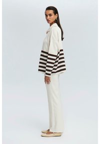 Touché Privé STRIPED   WITH BUTTON DETAIL - Džemperis - brown