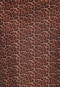 Tecido maro în nuanță cu un model de leopard, având pete negre pe un fundal maro mai deschis, evidențiind o suprafață netedă și texturată.