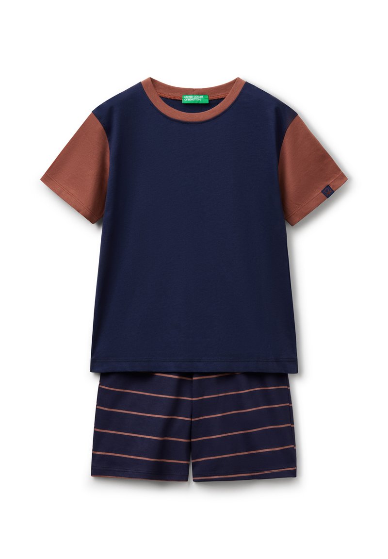 Camiseta de manga corta azul marino con mangas de color óxido y escote redondo, combinada con pantalones cortos azul marino con rayas horizontales en color óxido.