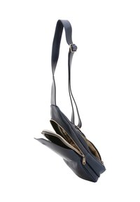 Borsa a tracolla in pelle blu navy con cinturino regolabile, scomparti con doppia zip aperti, foderatura interna beige visibile.