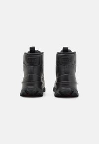 Sapatilhas altas de couro preto com superfície texturizada, logotipo em relevo, colarinho acolchoado e sola de borracha robusta com cravos profundos.