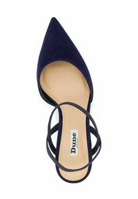 Marineblauwe suède pump met spitse neus en dunne zwarte enkelbandjes. Heeft een gladde beige binnenzool met branding. Lichtgewicht en minimalistisch ontwerp.