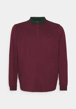 Bordeaux langemouw polo-shirt met een groene kraag, voorzien van een drie-knopenlijst en een klein groen logo op de linkerkant van de borst.
