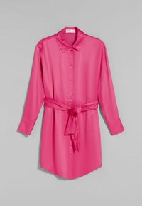 Różowa satynowa sukienka koszulowa z kołnierzykiem, długimi rękawami, zapięciem na guziki z przodu oraz dopasowanym paskiem z tego samego materiału w talii. Gładka tekstura, prosty krój.