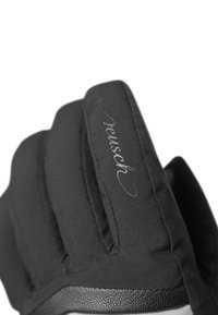Schwarzer isolierter Handschuh mit verstärkter Handfläche, ausgestattet mit genähten Akzenten und einem silbernen Logo am Bündchen. Glatte Textur, ergonomisches Design.