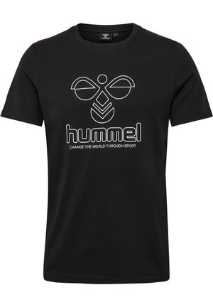Czarny t-shirt z krótkim rękawem z białym logo hummel i napisem "ZRÓB RÓŻNICĘ NA ŚWIECIE PRZEZ SPORT" umieszczonym na środku z przodu.