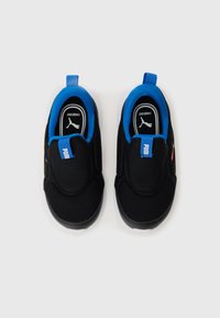 Svart slip-on-sko med blå innredning, med et strukturert tekstiloverdel og en hvit gummisåle. Inkluderer elastiske bånd for sikker passform.