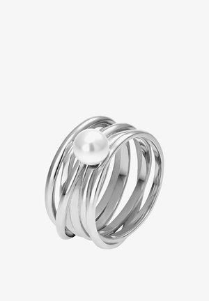 Bague en métal argenté avec plusieurs bandes entrelacées et une perle blanche centrale. Fini lisse avec un design moderne et des lignes épurées.