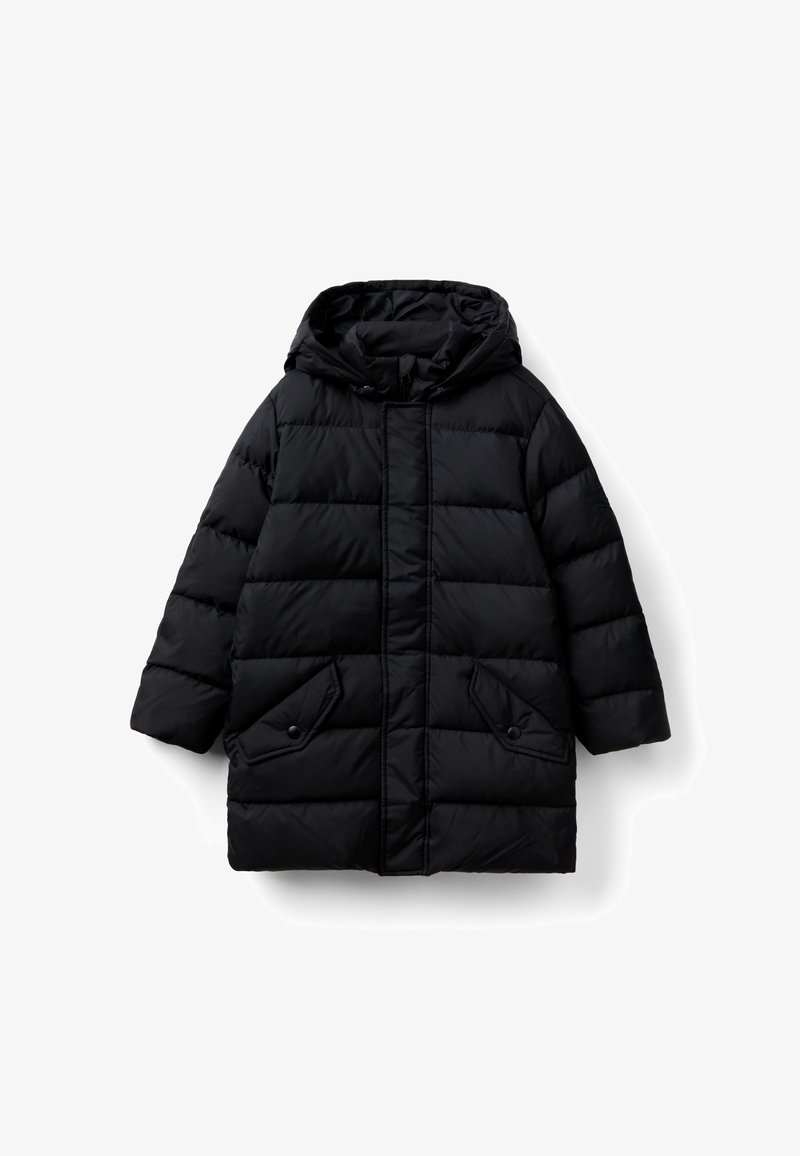 Cappotto nero imbottito con cappuccio, caratterizzato da un design trapuntato, zip frontale e due tasche con bottoni. Texture liscia e vestibilità ampia.