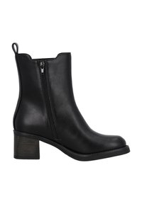 Botín negro de tobillo hecho de piel sintética suave, con un zipper lateral, un borde superior ligeramente curvado y un tacón cuadrado con textura similar a la madera.