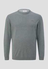 Pull gris à col rond fabriqué en maille douce. Il présente des manches longues et des poignets et un ourlet côtelés. Marquage subtil sur la poitrine.