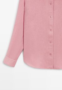 Langärmliges rosa Leinenhemd mit geknöpften Manschetten und einer Reihe passender Knöpfe auf der Vorderseite.