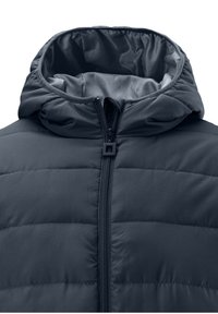 Giubbino a vento blu navy con colletto alto e cappuccio regolabile, dotato di zip frontale e texture trapuntata per l'isolamento. Fodera interna leggera.