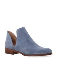 Wildleder-Ankle-Boots in Hellblau mit einem niedrigen, gestapelten Absatz, der seitliche Ausschnitte und eine glatte Textur aufweist.