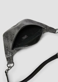 Crossbody-Tasche mit grauem Schlangenprint, mit glatter Textur, einem Reißverschlussöffnung und einem abnehmbaren Tragegurt. Das Innere enthält eine Tasche.