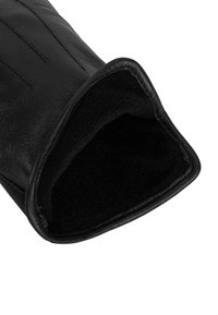 Czarna skórzana rękawiczka z gładką powierzchnią, subtelnym przeszyciem oraz miękką, ciemną podszewką z polaru wewnątrz.